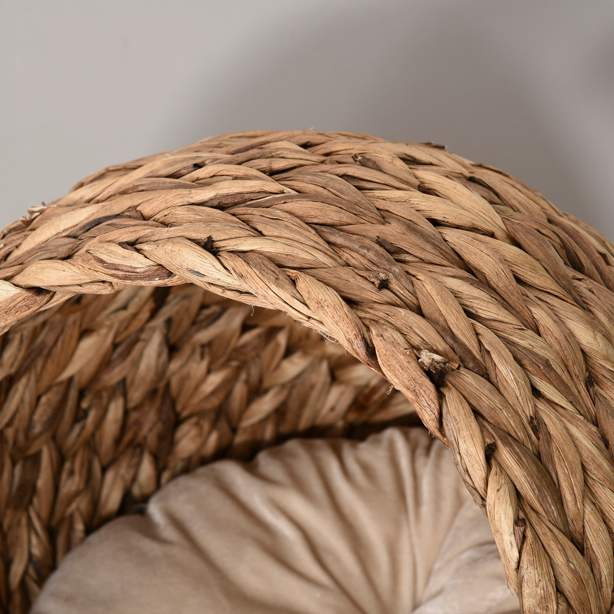 PawHut Woven Banana Leaf Elevated Cat Bed Wicker Kitten Basket Pet Den, House Cosy Cave with Soft Cushion Dome 50x42x60cm Brown