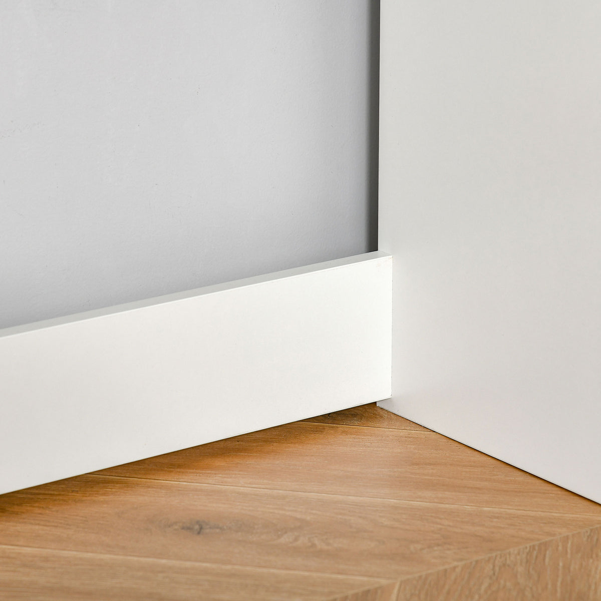 Close-up of the white desk's lower crossbar and side panel