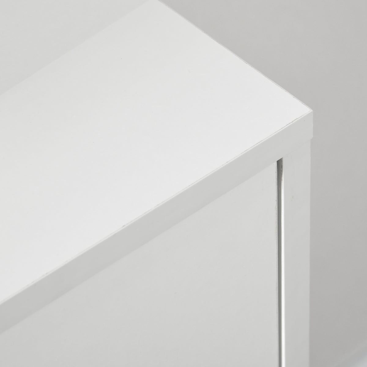 Close-up of the white chest's smooth top and clean corner edge