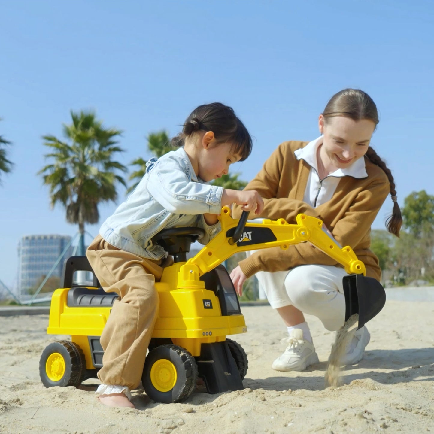 HOMCOM CAT Licensed Kids Ride on Digger Toddler Pretend Construction Play Toy Foot-To-Floor Ride-On Toy w/ Manual Shovel, Horn, Hidden Storage, for Ages 1-3 Years