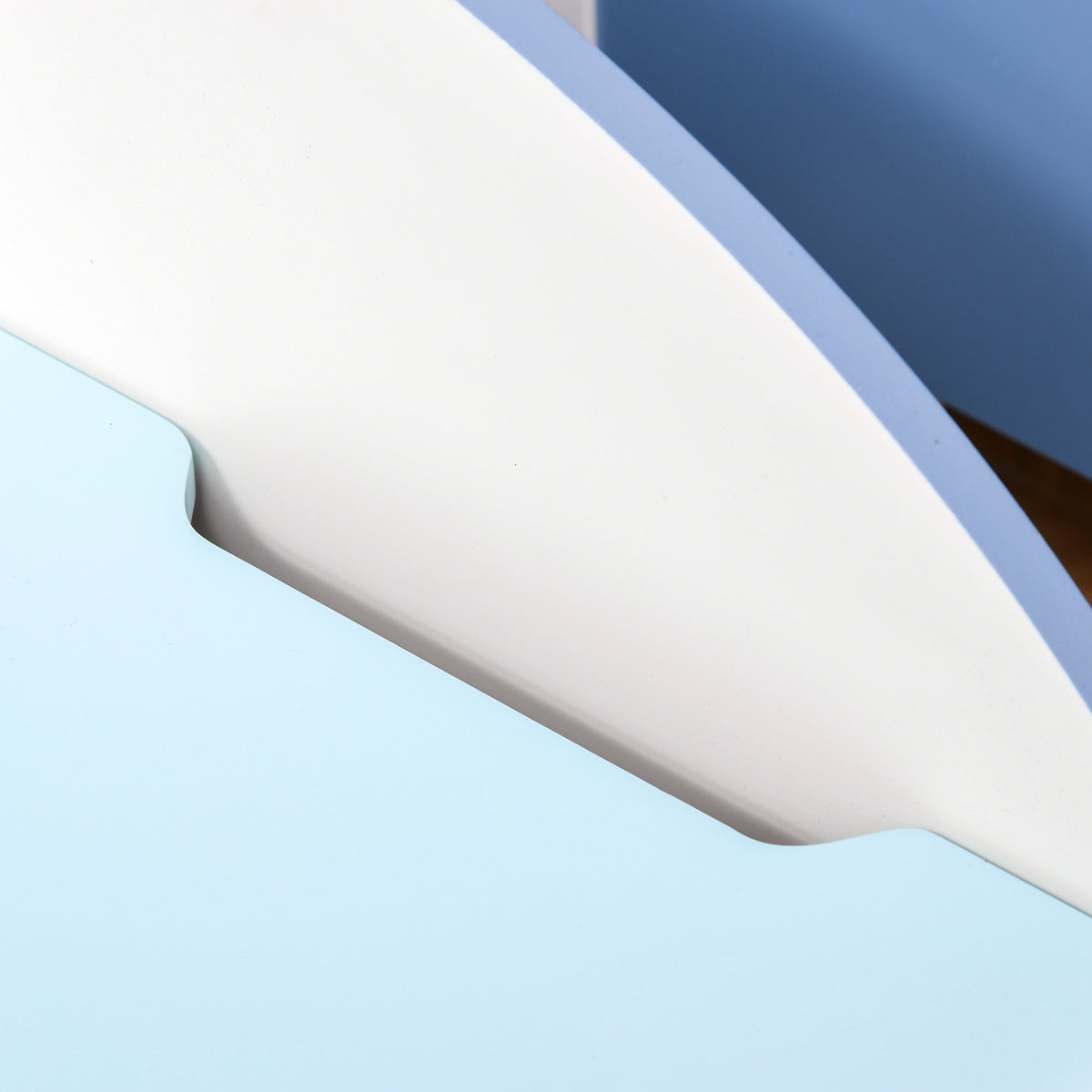 Toy box lid edge with a notched finger grip