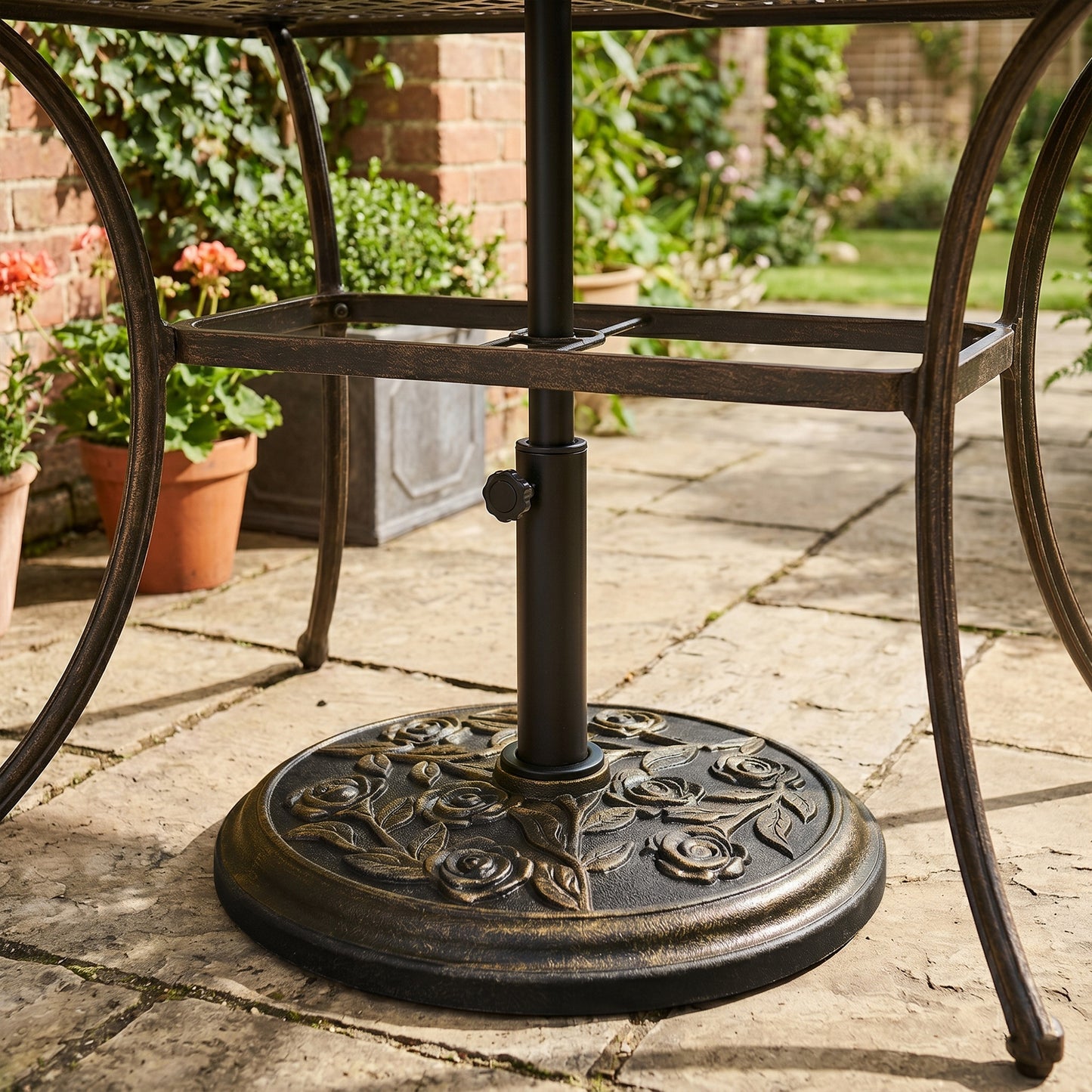 Outsunny 9kg Garden Parasol Base, Round Resin Cast Iron Effect Sun Umbrella Base, Outdoor Umbrella Stand for 38mm or 48mm Outdoor Umbrella Poles, Bronze Tone